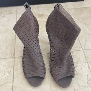 Vince camuto heels 4” size 12